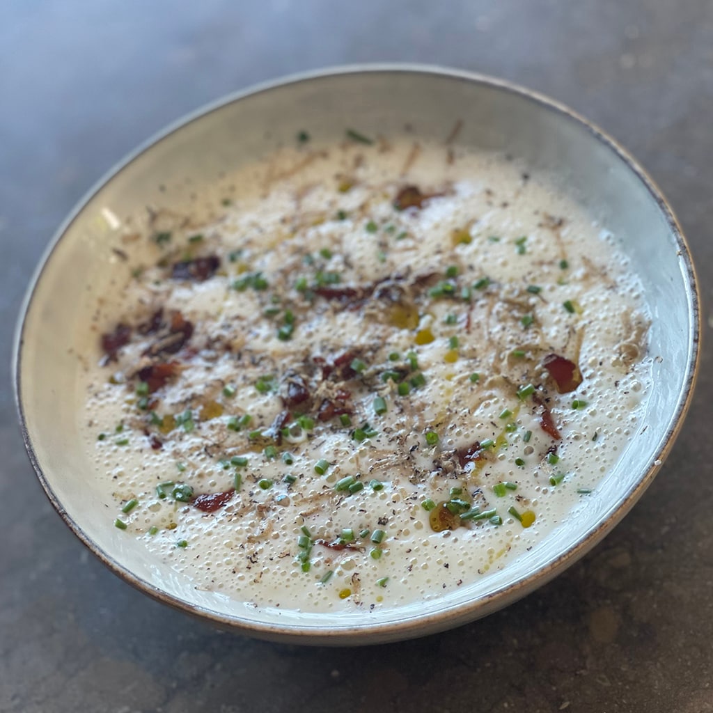 Potatis- och purjolökssoppa med tryffel och knaperstekt fläsk Potatis- och purjolökssoppa med tryffel och knaperstekt fläsk